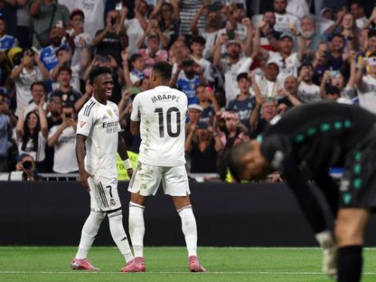 كيليان مبابي مهاجم ريال مدريد يحتفل بهدفه أمام أوفييدو مع فينيسيوس جونيور - 24 أغسطس 2025 - Reuters