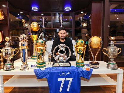 صورة تذكارية للمهاجم السوري عمر خربين مع الكؤوس التي فاز بها مع الهلال السعودي - حساب نادي الهلال السعودي - تويتر
