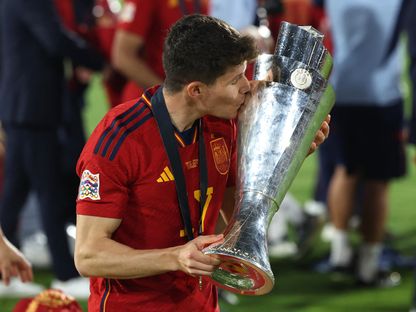 فران غارسيا مع كأس دوري الأمم الأوروبية بعد فوز إسبانيا على كرواتيا في النهائي - 18 يونيو 2023 - REUTERS