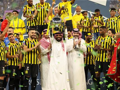 أنمار الحائلي رئيس مجلس إدارة نادي الاتحاد يحتفل مع الفريق بعد التتويج بلقب دوري روشن السعودي - 31 مايو 2023 - https://twitter.com/Anmar_Alhailae