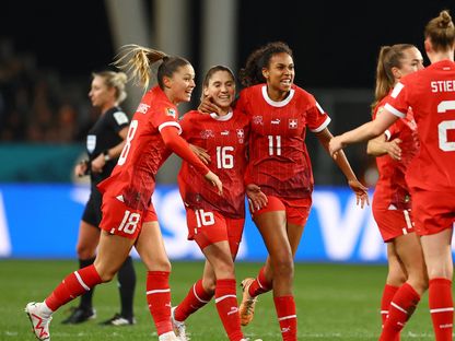 لاعبات منتخب سويسرا يحتفلن بعد التعادل مع نيوزيلندا والتأهل لثمن نهائي كأس العالم للسيدات - 30 يوليو 2023 - REUTERS
