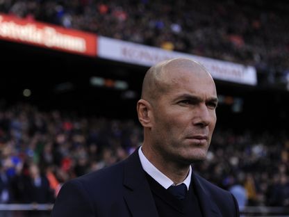 مدرب ريال مدريد الفرنسي زين الدين زيدان خلال قيادة ريال مدريد بإحدى المباريات على ملعب كامب نو - AFP