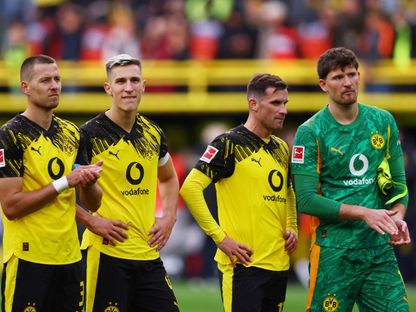 لاعبو بوروسيا دورتموند بعد التعادل مع لايبزيغ في الدوري الألماني - 4 أكتوبر 2025 - Reuters