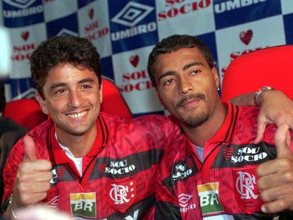 النجمان البرازيليان روماريو وبيبيتو بألوان نادي فلامنغو - 3 يونيو 1996 - reuters 