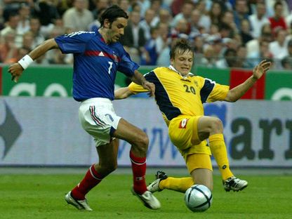 الفرنسي روبير بيريس (يسار) خلال مباراة ودية ضد أوكرانيا - 6 يونيو 2004 - Reuters 