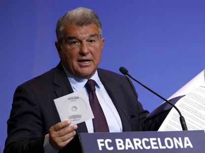 رئيس نادي برشلونة جوان لابورتا يعرض وثيقة وقرصاً مدمجاً خلال مؤتمره الصحافي - 17 أبريل 2023 - Reuters 