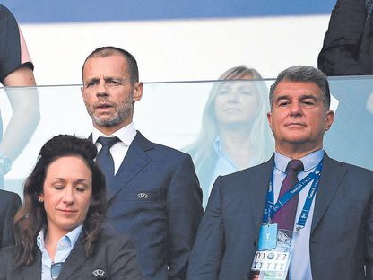 رئيس برشلونة جوان لابورتا ورئيس الاتحاد الأوروبي لكرة القدم (يويفا) ألكسندر تشيفيرين - Twitter/@partidazocope