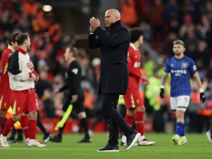 المدرب آرني سلوت يحيي جماهير ليفربول بعد الفوز على إيبسويتش تاون - 25 يناير 2025 - Reuters