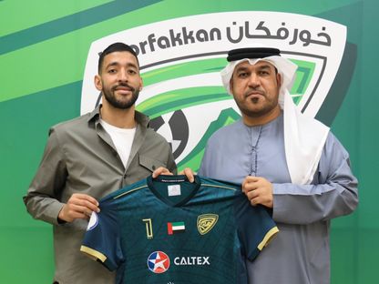 المغربي طارق تيسودالي عند تقديمه كلاعب جديد في صفوف خورفكان الإماراتي - 2 فبراير 2025 - X/KhorFakkanfc