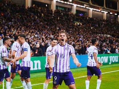 احتفال آرون دونوم لاعب نادي تولوز بتسجيل هدف في مرمى ليفربول بالدوري الأوروبي - 9 نوفمبر 2023 - X/@ToulouseFC