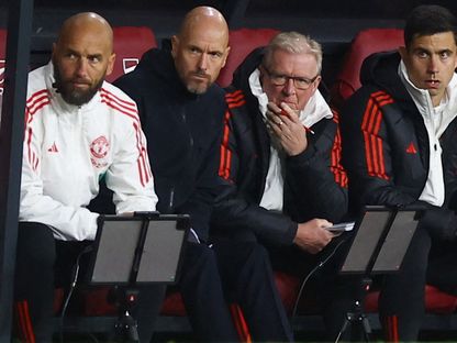 ميتشل فان در غاغ (أقصى اليسار) خلال مباراة بين مانشستر يونايتد وبيرنلي – 23 سبتمبر 2023 - Reuters 