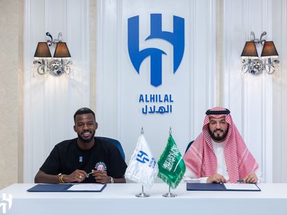 المدافع حسان تمبكتي إلى توقيعه على عقد الانتقال إلى نادي الهلال  - X/@Alhilal_EN