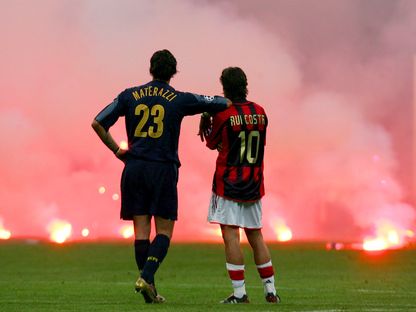روي كوستا من ميلان وماركو ماتيراتزي من إنتر خلال توقف مباراة الناديين في دوري أبطال أوروبا بعد إلقاء مشاعل - 12 أبريل 2005 - Reuters 