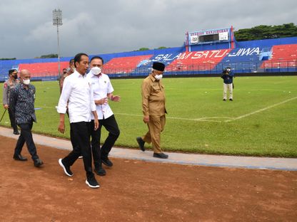 زيارة الرئيس الإندونيسي جوكو ويدودو ورئيس الاتحاد الإندونيسي لكرة القدم محمد إرياوان إلى ملعب كانجوروهان - 5 أكتوبر 2022  - REUTERS