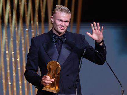 النرويجي إيرلينغ هالاند يحمل جائزة غيرد مولر لأفضل مهاجم في حفل جائزة الكرة الذهبية - reuters