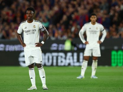 حسرة لاعبي ريال مدريد فينيسيوس جونيور وجود بيلينغهام خلال مواجهة الكلاسيكو أمام برشلونة في الدوري الإسباني - 10 مايو 2026 - REUTERS