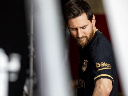ليونيل ميسي يرتدي القميص الجديد لنادي برشلونة الذي سيلعب به خارج ملعبه - الموقع الرسمي لنادي برشلونة