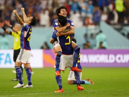 فرحة لاعبي اليابان بالفوز على إسبانيا - Reuters
