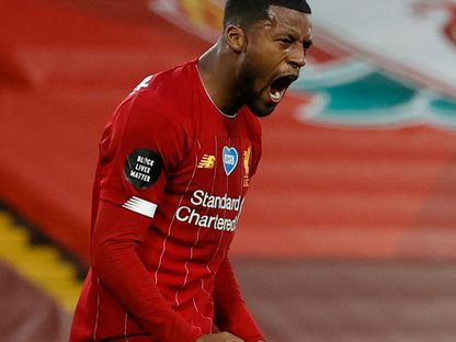 لاعب خط وسط ليفربول الهولندي جورجينيو فينالدوم يحتفل بتسجيل هدفه الثالث خلال مباراة الدوري الإنجليزي لكرة القدم بين ليفربول وتشيلسي على ملعب أنفيلد في ليفربول - AFP