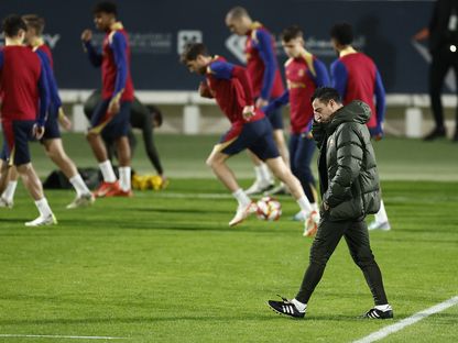 تشافي هيرنانديز مدرب برشلونة خلال حصة تدريبية قبل نهائي كأس السوبر الإسبانيبة ضد ريال مدريد - 13 يناير 2024 - REUTERS