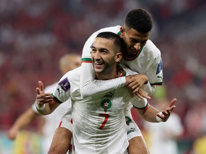 حكيم زياش يحتفل مع زميله عز الدين أوناحي بهدفه في كندا في كأس العالم - 1 ديسمبر 2022 - Reuters