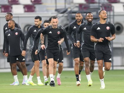 لاعبو منتخب قطر في حصة تدريبية قبل مواجهة الإمارات في ملحق كأس العالم - 13 أكتوبر 2025 - X/@QFA