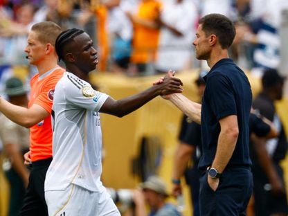 فينيسيوس جونيور لاعب ريال مدريد يسلم على مدربه تشابي ألونسو خلال مواجهة باتشوكا في كأس العالم للأندية - 22 يونيو 2025 - Reuters