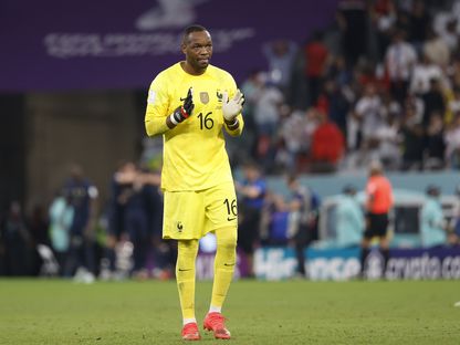 ستيف مانداندا حارس مرمى منتخب فرنسا في مواجهة تونس بالمونديال -30 نوفمبر 2022 - Reuters