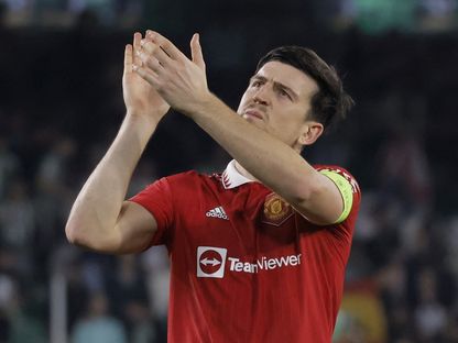 هاري ماغواير قائد مانشستر يونايتد يحيي الجمهور بعد مباراة ريال بيتيس في الدوري الأوروبي - 16 مارس 2023 - reuters