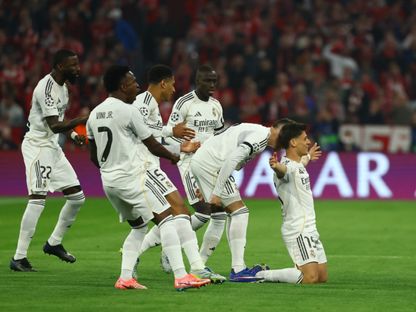 أردا غولر لاعب ريال مدريد يحتفل مع زملائه بهدفه الأول في مرمى بايرن ميونيخ في دوري أبطال أوروبا - 15 أبريل 2026 - Reuters