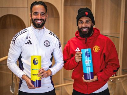 روبن أموريم (يسار) مدرب مانشستر يونايتد رفقة لاعبه براين مبيومو يحملان جائزة الأفضل في الدوري الإنجليزي الممتاز عن شهر أكتوبر - 7 نوفمبر 2025 - X/@premierleague