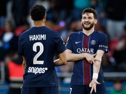 خفيتشا كفاراتسخيليا يحتفل بهدفه مع أشرف حكيمي في مباراة باريس سان جيرمان ونانت بالدوري الفرنسي - 22 أبريل 2026 - Reuters
