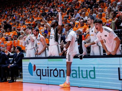 لاعبو ريال مدريد يحتفلون بالتتويج بلقب الدوري الإسباني للسلة - 25 يونيو 2025 - X/@RMBaloncesto