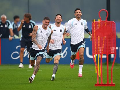 ليونيل ميسي في تدريبات الأرجنتين قبل مواجهة إسبانيا بنهائي كأس العالم بجانب باريديس ولو سيلسو - 18 يوليو 2026 - Reuters