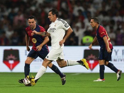 لويس فيغو وتشافي هيرنانديز في كلاسيكو الأساطير بين برشلونة وريال مدريد - 6 أبريل 2025 - Reuters