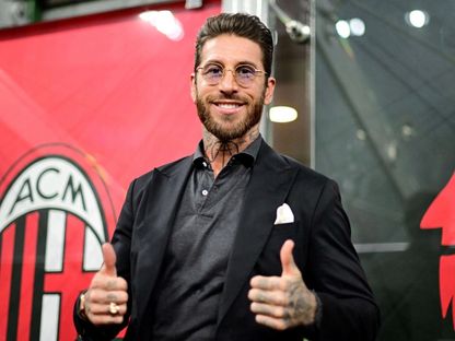 سيرخيو راموس يتقدم الحضور في ديربي ميلان بملعب سان سيرو - 8 مارس 2026 - Reuters