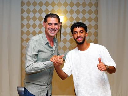 سالم النجدي يصافح فيرناندو هييرو مدير نادي النصر بعد التوقيع مع الفريق حتى 2029- 15 أغسطس 2024 - X/@AlNassrFC