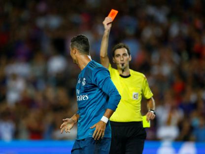 الحكم ريكاردو دي بورغوس بينغويتشيا يشهر البطاقة الحمراء بوجه كريستيانو رونالدو في ذهاب نهائي كأس السوبر الإسباني بين ريال مدريد وبرشلونة - 13 أغسطس 2017 - Reuters