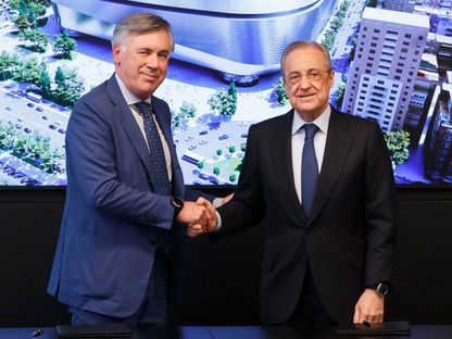 كارلو أنشيلوتي يصافح فلورنتينو بيريز لدى تعيينه مدرباً لريال مدريد - 2 يونيو 2021 - X @Carlo Ancelotti