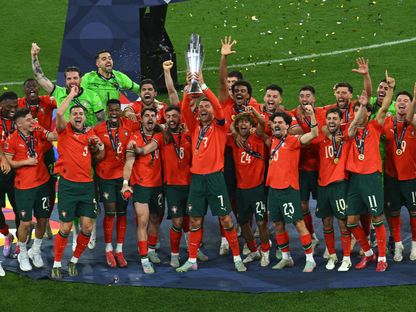 كريستيانو رونالدو يرفع كأس دوري الأمم الأوروبية بعد فوز البرتغال على إسبانيا في النهائي - 9 يونيو 2025 - Reuters