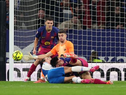 جوان غارسيا حارس برشلونة يتصدى لهجمة من إسبانيول - 3 يناير 2025 - Reuters