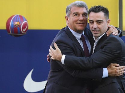 تشافي هيرنانديز وجوان لابورتا لدى إعلان تعيين الأول مدرباً لبرشلونة - 8 نوفمبر 2021 - Reuters 