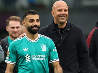 محمد صلاح هداف ليفربول ومدربه آرني سلوت بعد الفوز على بيرنلي في الدوري الإنجليزي الممتاز - 14 سبتمبر 2025 - Reuters