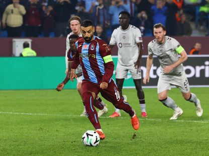 محمد صلاح ينفذ ركلة جزاء في لقاء طرابزون وهآرتس بدوري المؤتمر الأوروبي - 22 أكتوبر 2026 - Reuters