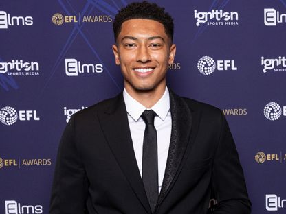 جوب بيلينغهام لاعب سندرلاند بعد فوزه بجائزة أفضل لاعب شاب في دوري الدرجة الأولى الإنجليزي (تشامبيونشيب) لموسم 2024-2025 - 27 أبريل 2025 - X/@SunderlandAFC
