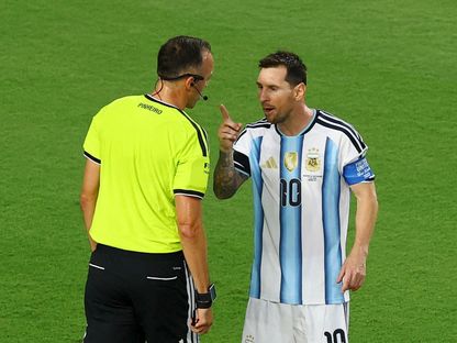 ليونيل ميسي في حوار مع الحكم البرتغالي جواو بيدرو بينيرو خلال مباراة الأرجنتين وسويسرا بكأس العالم - 12 يوليو 2026 - Reuters
