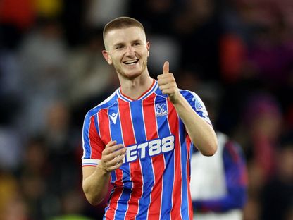 آدم وارتون لاعب وسط كريستال بالاس يحتفل بالفوز على فريدريكستاد في تصفيات الدوري الأوروبي - 21 أغسطس 2025 - Reuters