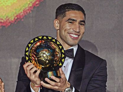 أشرف حكيمي يرفع جائزة أفضل لاعب إفريقي لسنة 2025 - 19 نوفمبر 2025 - X/CAF_Online