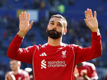محمد صلاح مهاجم ليفربول يحتفل بالفوز على إيفرتون - 19 أبريل 2026 - Reuters