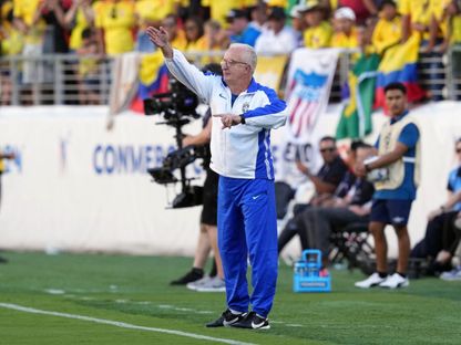 مدرب البرازيل دوريفال جونيور خلال مواجهة كولومبيا في كوبا أميركا - 2 يوليو 2024 - Reuters